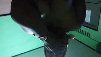 Olgun Endonezyalı Kadın Seksi Türbanlı Amını Sergiliyor