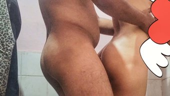 Genç (18+) Ayakta Banyoda Sikişiyor