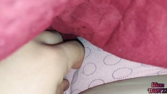 18 Yaşındaki Üvey Kız Kardeş, Erkek Arkadaşı Tarafından Amını Yalatıp Siktiriyor
