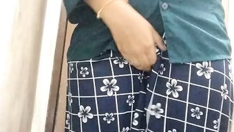 Hintli Karı Anal Mastürbasyon Ve Parmak Oyununa Dalıyor
