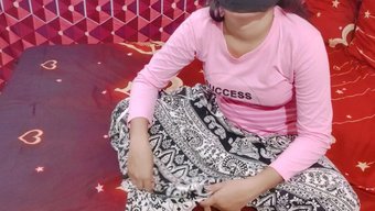 Hindi Videosunda Desi Bebek Orgazm Deneyimi Yaşıyor