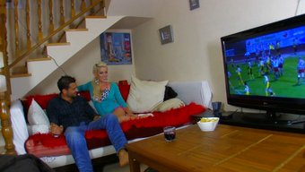 Sıcak Bebek Futbol Maçı Izlerken Sikişmek Için Yalvarıyor