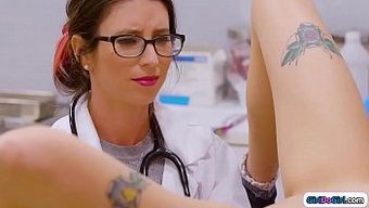 Göğüslü Milf Ve Genç Üvey Kızı Doktorlarıyla Üçlü Yapıyorlar