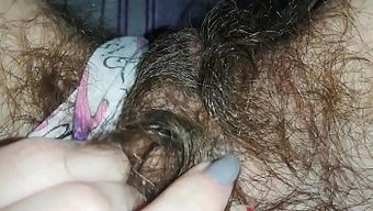 Amatör Sarışının Büyük Klitorisli Çalıları Yeni Derleme Videoda Yakın Çekim Yapıyor