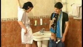 Amatör Genç Ve Yaşlı Kadın Güzel Seksin Tadını Çıkarıyor