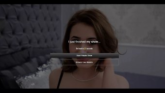 Göğüslü Güzellik, Web Kamerasında Izleyicileri Tahrik Ediyor