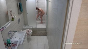 Bir Voyeur'Un Genç Bir Duş Izlerken Boşalmasını Izleyin