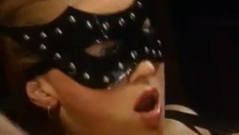 Luana Angel'In Lateks Kaplı Derriere'I Bu Vintage Femdom Videosunda Baştan Çıkarıcı Bir Şekilde Sahne Alıyor.