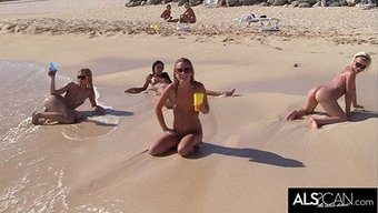 Altı Azgın Bebekle Vahşi Plaj Lezbiyen Orgisi