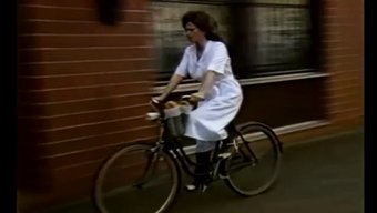 Klasik Vintage Alman Anne Kamerada Sıvı Fışkırtıyor