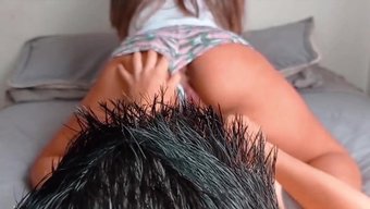 Büyük Popolu Esmer Genç, Cowgirl Pozisyonunda Büyük Bir Yarrağa Biniyor