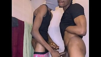 Gay Twink Ev Yapımı Bir Videoda Yaramaz Oluyor