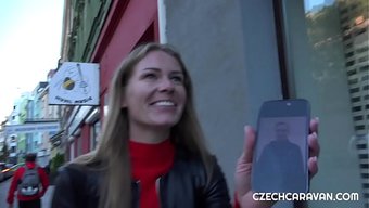 Gerçek Çift Claudia Mac Ve Stanley Johnston, Bir Çöpçatanlık Sitesinde Buluşup Karavanda Sikişiyor.