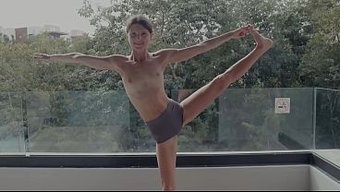 Bir Kızın Esnekliği Yoga Pozlarıyla Kontrol Ediliyor.