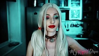 Harley Quinn Rolünde 18 Yaşındaki Genç Kızla Mastürbasyon
