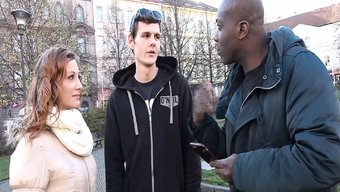 Irklararası Çift, Amatör Bir Videoda Arkadan Ve Cunnilingustan Zevk Alıyor
