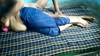 18'Lik Üvey Kız Kardeşini Baştan Çıkarıp Sert Sikilirken Izleyin