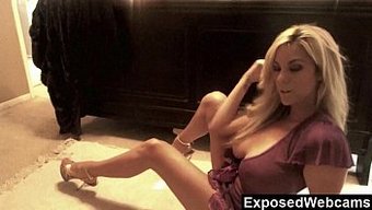 Göğüsleri Dolgun Sarışın Giselle, Onları Tahrik Ediyor Ve Memnun Ediyor