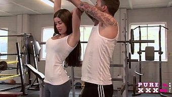 Büyük Doğal Göğüslü Esmer Spor Salonunda Inanılmaz Bir Sakso Çekiyor