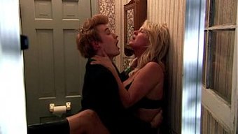 Rachel Hunter, Iri Göğüslü Sarışın Milf Genç Adamla Banyo Seks Yapıyor