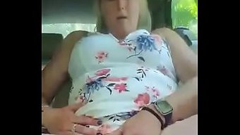 Olgun Sarışın Anne Halka Açık Alanda Yoğun Bir Orgazm Yaşıyor