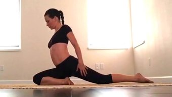 Evangeline Lilly, Açık Bir Kıyafetle Yoga Yapıyor