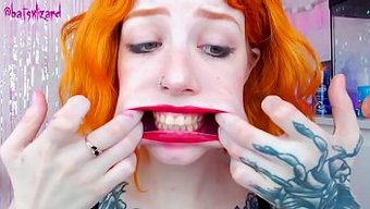 Kırmızı Rujlu Ve Büyük Bir Yarrağı Olan Kızıl Saçlı Kızın Yoğun Asmr Blowjob'U