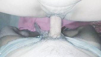 Hintli Çift, Boşalma Yeme Ve Parmak Oyunuyla Sert Seks Yapıyor