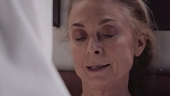 Büyük Göğüsler Ve Tüylü Amcık: Iki Ikonik Milf, Yaramaz Bir Rahibe Rutininde