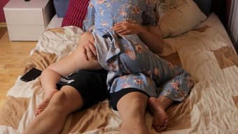 Üvey Anne Ve Üvey Oğlunun Birlikte Porno Izlerken Sıcak Karşılaşması Karşılıklı Orgazmla Sonuçlanıyor