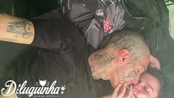 Güzel Kadın Kafayı Buluyor, Harika Bir Oral Seks Yapıyor Ve Rave Kampında Sik Üstünde Zıplıyor.