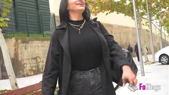 Büyük Göğüslü Bir Kız Madrid'De Dolaşıyor, Kamusal Alanlarda Kocaman Memelerini Sergiliyor.