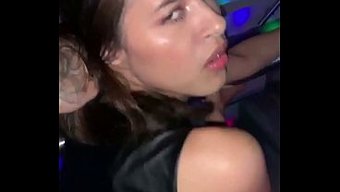 Parti Vip Gece Kulübüne Taşındıktan Sonra Yabancı Onu Sertçe Beceriyor.