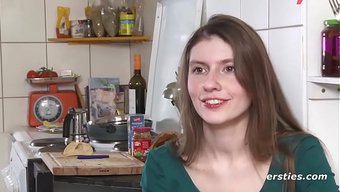 Münihli Ateşli Bir Kız, Berlin’de Vibratörle Sikişiyor.