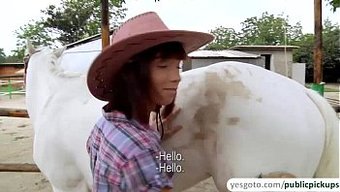 Göğüslü Amatör Cowgirl, Halka Açıkta Sıcak Bir Sakso Çekiyor Ve Sikişiyor