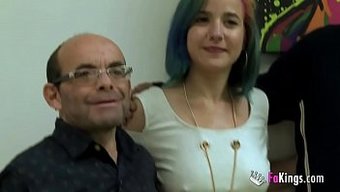 Amatör Okul Kızı Amara, Dövmeli Bir Baba Ve Oğlundan Sert Porno Dersi Alıyor