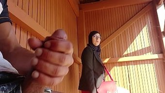 Sansürsüz Video: Genç Adam Müslüman Kıza Sürpriz Bir Sakso Çekiyor