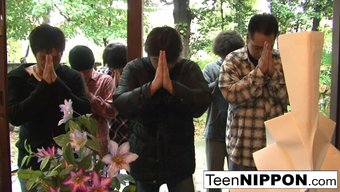Japon Kızın Amı Hayranlar Tarafından Tatmin Ediliyor