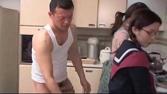 Japon Genç Kız Kardeşler Tarafından Gözlükle Beceriliyor