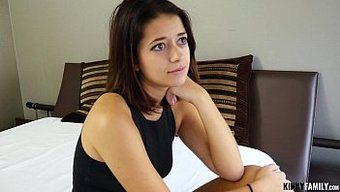 Avrupalı Genç Izzy Bell, Fantezi Dolu Bir Aile Videosunda Büyük Bir Yarrak Sürprizi Alıyor