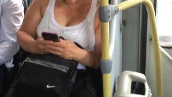 Büyük Göğüslü Yeni Milf Otobüste Vahşi Bir Hal Alıyor