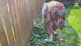 Bir Milf Komşusu Tarafından Poposu Yalatılıyor