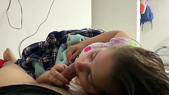 Amatör Üvey Kız, Üvey Babasının Önünde Sakso Çekiyor