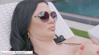 Reagan Foxx Ve Arkadaşları Tatilde Sıcak Bir Üçlüden Keyif Alıyorlar