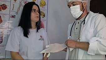 Hastane Eldivenleri Ve Kilitli Oda, Muayenesini Baş Belasına Çeviriyor.