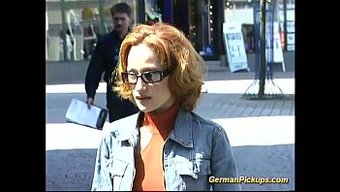 Kızıl Saçlı Genç Halka Açık Anal Için Alınıyor