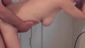 Olgun Kızıl Saçlı Milf Yeteneklerini Sergiliyor