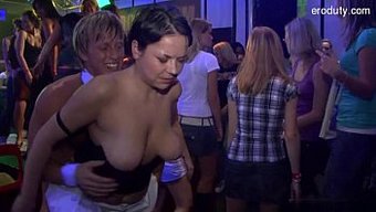 Inanılmaz Popolu Cowgirl Büyük Siyah Bir Yarrağa Meydan Okuyor