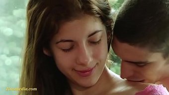 18 Yaşındaki Anal Genç Sert Beceriliyor