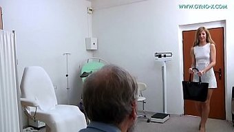 Üniversite Öğrencisi Barbra, Doktoruyla Yaramazlık Yapıyor
